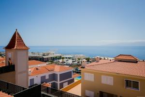 vistas al océano desde el balcón de un edificio en Residencial Playa de La Arena en Puerto de Santiago