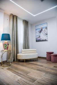 a living room with a couch and a lamp at Hotel Villa Ruggiero in Brusciano