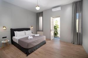 Postel nebo postele na pokoji v ubytování Plaka Arch Suites