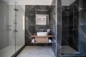 Koupelna v ubytování Plaka Arch Suites + 31 fotografií