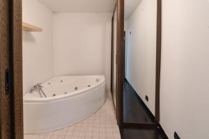 uma casa de banho com banheira num quarto em Casa Artù em Bari