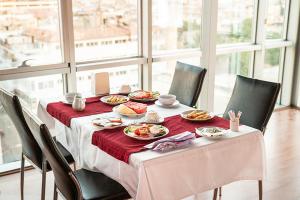 una mesa con platos de comida en la parte superior en Pamuk City Hotel, en Gaziantep