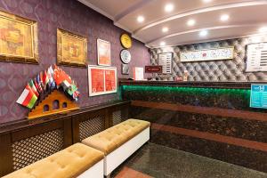 a bar with a couch in the middle of a room at Pamuk City Hotel in Gaziantep