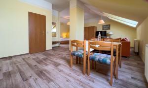 - une salle à manger et un salon avec une table et des chaises dans l'établissement Hotel Landhaus Wörlitzer Hof, à Oranienbaum-Wörlitz