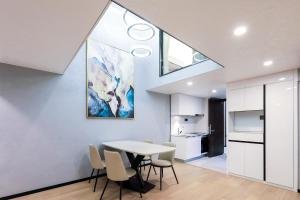 Kuchyň nebo kuchyňský kout v ubytování Shenzhen Fashion LOFT Apartment