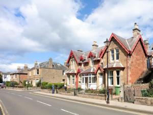 una fila di case sul lato di una strada di East Road Apartment a North Berwick