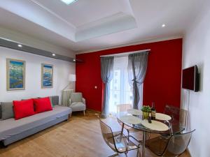 - un salon avec un canapé et une table dans l'établissement Apartamentos SmartRenting Justicia, à Madrid