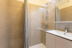 un baño con ducha y lavabo en Résidence La Colombanaise, en Saint-Coulomb 48 fotos más