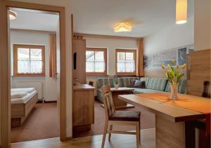 ein Wohnzimmer mit einem Sofa und einem Esszimmer in der Unterkunft Ferienhaus Birgit - inklusive Eintritt Alpentherme Bad Hofgastein in Bad Hofgastein