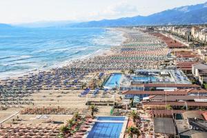 an aerial view of a beach with umbrellas and the ocean at Casolare L'Antico Olivo in Chiesina Uzzanese