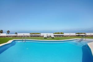uma grande piscina com vista para o oceano em Linaje del Pago Negramol em Sauzal