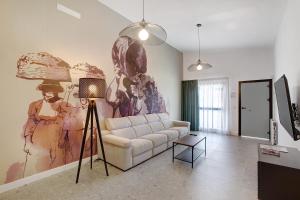 uma sala de estar com um sofá e uma pintura na parede em Linaje del Pago Negramol em Sauzal