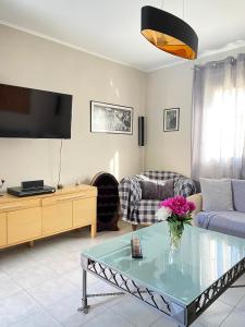 un soggiorno con divano e tavolo di KOLOKOTRONIS’ HOUSE a Kavala