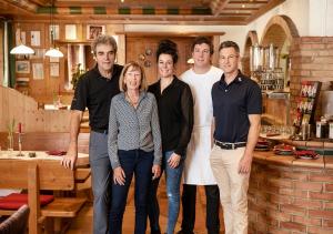 grupa ludzi pozujących do zdjęcia w obiekcie Golf- und Sporthotel Moarhof w mieście Walchsee