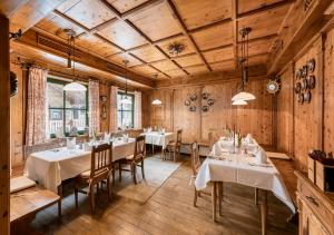 Restauracja lub miejsce do jedzenia w obiekcie Golf- und Sporthotel Moarhof