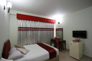 Postel nebo postele na pokoji v ubytování Meridian Hotel