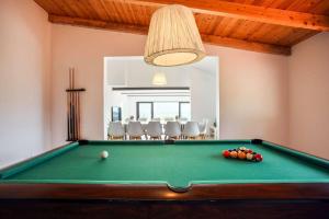 a pool table in a living room with afits at Casa Carmen in Alcanar