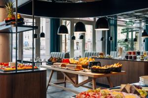 una línea de buffet con una mesa de comida en Hotel Galántha en Eisenstadt