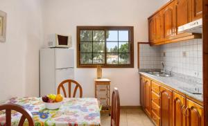 una cocina con una mesa con un bol de fruta. en Holiday Cottage Santa Lucía 2, en Santa Lucía
