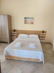 Un dormitorio con una cama grande con dos toallas encima. en Villa Anna, en Skala Rachoniou