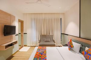 una camera con letto e TV a schermo piatto di FabHotel Heaven In a Nuova Delhi