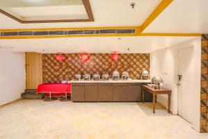 Kuchyň nebo kuchyňský kout v ubytování FabHotel Heaven In