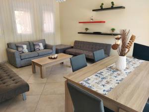 una sala de estar con un sofá y una mesa en Villa Anna, en Skala Rachoniou