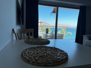 dos alfombras grandes sentadas sobre una mesa en *Blue Sea Studio Altea * At the beach, en Altea
