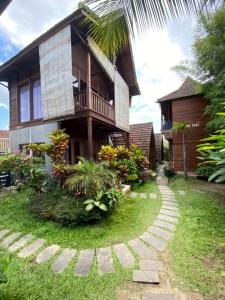 ein Haus mit einem Gehweg davor in der Unterkunft Dedeane ubud in Ubud