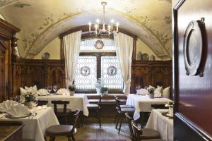 Neuhaus Zillertal Resort餐厅或其他用餐的地方