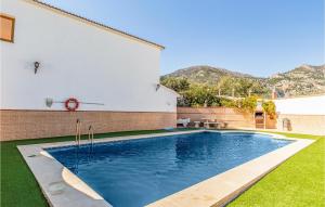 una piscina en el patio trasero de una casa en Nice Home In Casarabonela With Kitchen, en Casarabonela