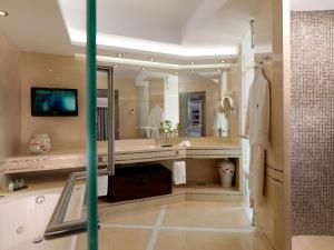 Een badkamer bij Divani Apollon Palace & Thalasso