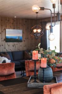 a living room with a table with candles on it at Golsfjellet - Bualie, milevis med sykkelveier, fiske og vannaktivitet, ski inn/ut til alpinanlegg og langrennsløyper. in Gol