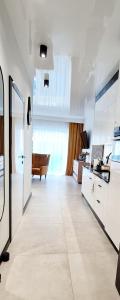 Cuisine ou kitchenette dans l'établissement Apartamenty Aquarius Gold Boszkowo