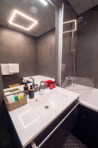 La salle de bains est pourvue d'un lavabo et d'une douche. dans l'établissement Centrum Hotel Viljandi, à Viljandi