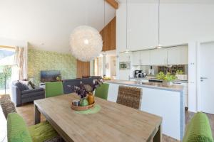 een keuken en een woonkamer met een houten tafel bij Nienhagen in Nienhagen