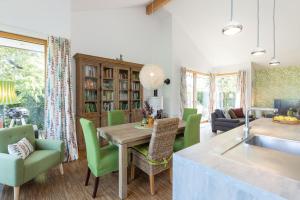 een keuken en een woonkamer met een tafel en stoelen bij Nienhagen in Nienhagen