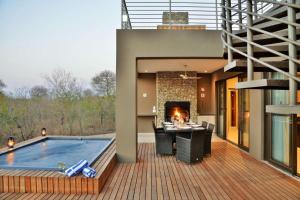 ein Haus mit einem Pool auf einer Terrasse in der Unterkunft Mjejane Luxury Self-Catering Villa in Hectorspruit