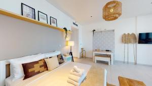 Voodi või voodid majutusasutuse Stylish Studio with Burj Khalifa View toas