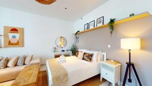 Voodi või voodid majutusasutuse Stylish Studio with Burj Khalifa View toas