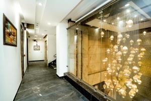 阿姆利则Amritsar Grand By Levelup Hotels 100 meters from golden temple的一间设有窗户的房间,配有一束吊灯