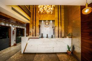 Amritsar Grand By Levelup Hotels 100 meters from golden temple客房内的一张或多张床位