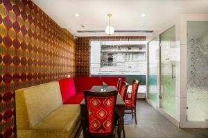 Amritsar Grand By Levelup Hotels 100 meters from golden temple的厨房或小厨房