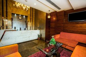 Amritsar Grand By Levelup Hotels 100 meters from golden temple的电视和/或娱乐中心