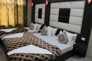 Ένα ή περισσότερα κρεβάτια σε δωμάτιο στο Hotel Samar