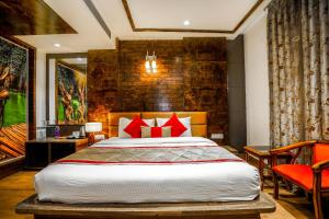 Amritsar Grand By Levelup Hotels 100 meters from golden temple客房内的一张或多张床位