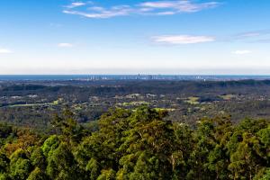 Eagle HeightsBeautiful Home with Breath-taking Views Mt Tamborine的从顶层可欣赏到城市美景