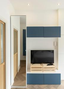 - un salon avec une télévision et un miroir dans l'établissement Studio moderne et confort au centre ville, à Metz