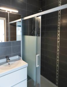 La salle de bains est pourvue d'une douche, d'un lavabo et d'un miroir. dans l'établissement Studio moderne et confort au centre ville, à Metz