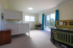 Eagle HeightsBeautiful Home with Breath-taking Views Mt Tamborine的一间带床和大窗户的卧室